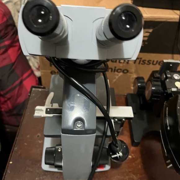 American Optical A.O One-fifty Microscope - Picture 4 of 9